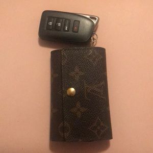 Louis Vuitton 6 ring key holder